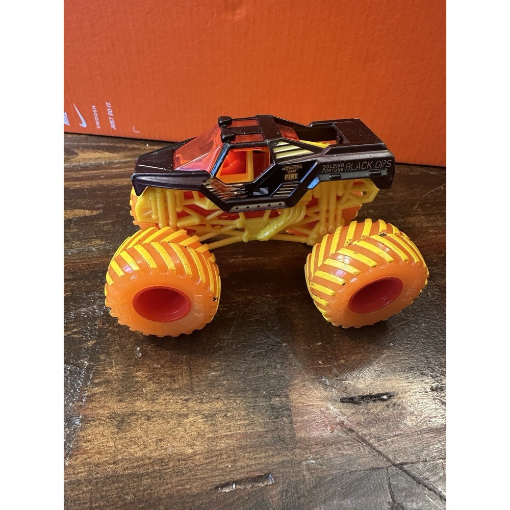 Monster Jam "Fire" Spin Master‎ Soldier Fortune BLACK OPS Truck 1:64